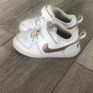 Nike white and gold toddler shoes